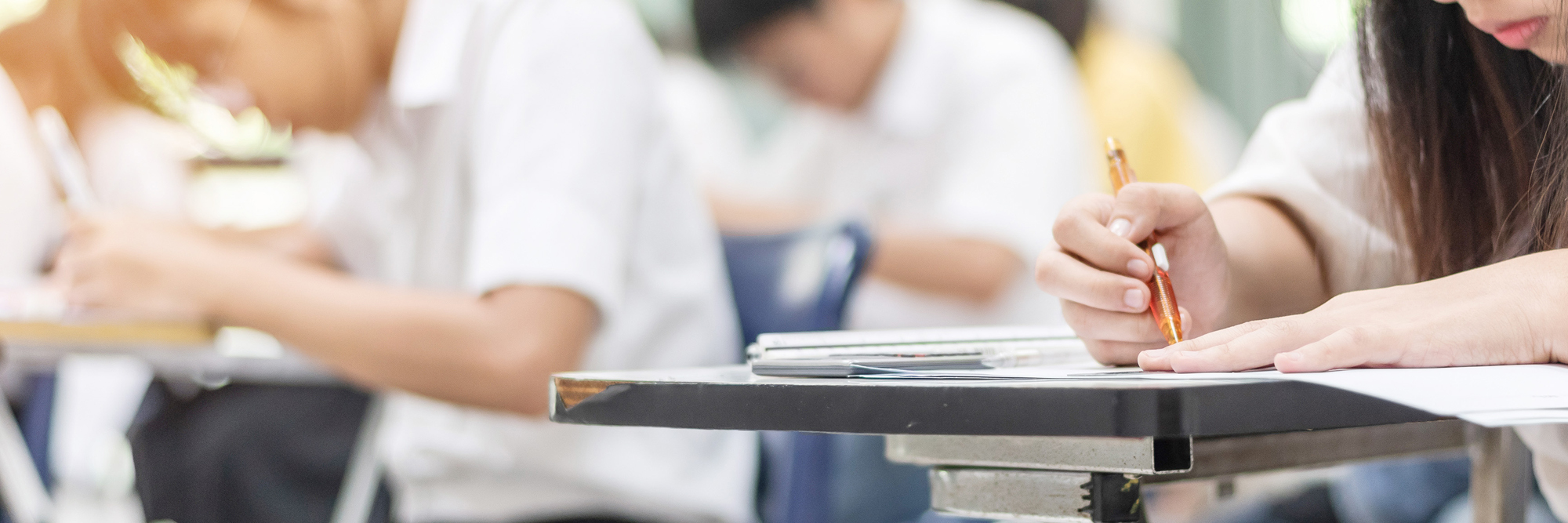 教室で勉強している学生たち